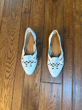 BareTraps White  Pointed Cutout Flats size 6 1/2 M